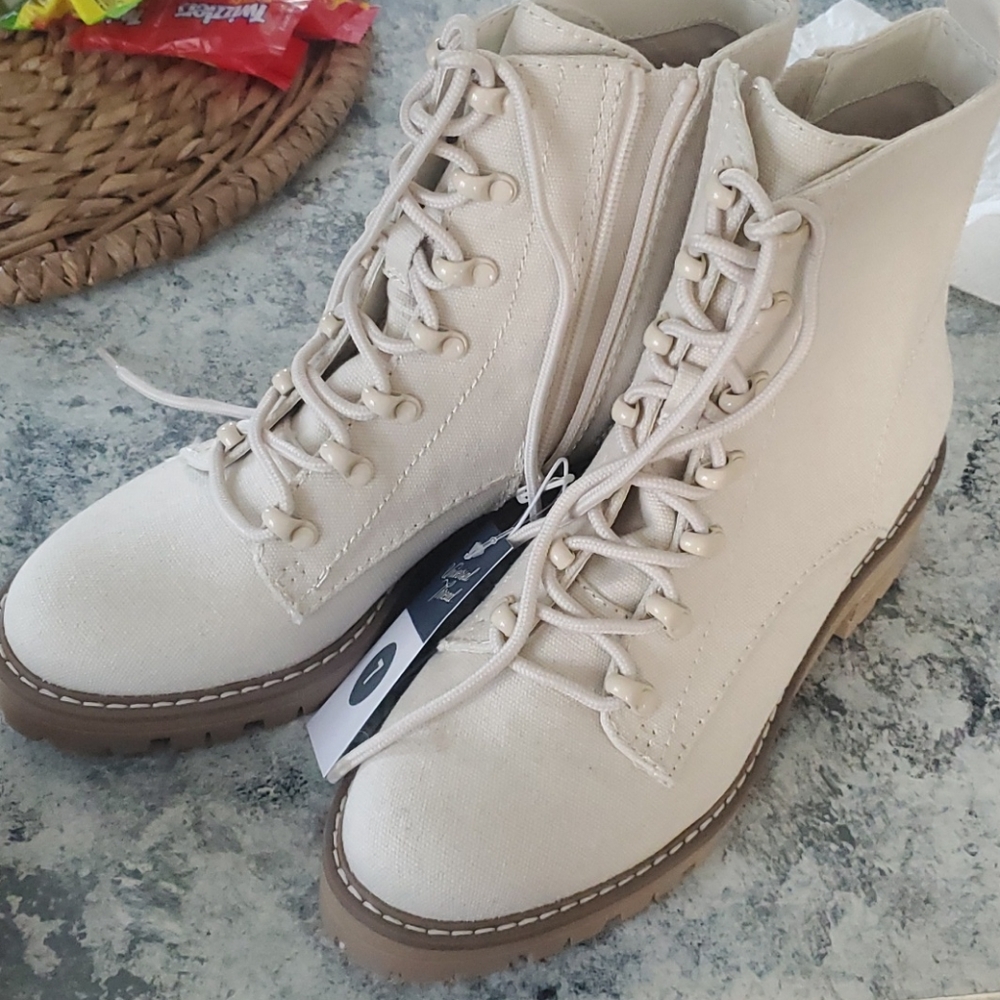 Universal Thread Cream Parker boots